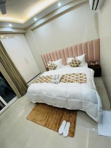 1 BHK Serviced Apartments Sector 52 Near Millennium City Centre Metro Station