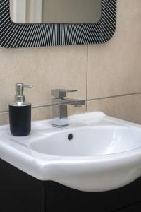 Family Friendly Unit with Aircon, Ocean View and Beach Side