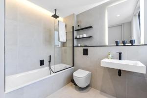 Sleek and Modern 4BR Ultimate London Getaway