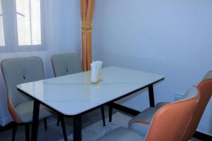 Lyne Homes Fancy 1 bedroom apartment