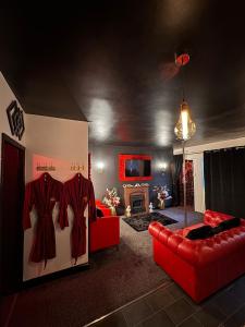 Play Queen - A Playful Unique Hot Tub Retreat