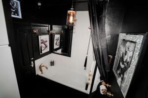 Play Queen - A Playful Unique Hot Tub Retreat