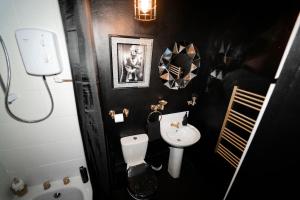 Play Queen - A Playful Unique Hot Tub Retreat