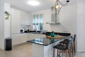 Beautiful 2 Bedroom Self Catering Apartment with Private Pool and Garden in the Encosta do Lago Resort in Quinta do Lago