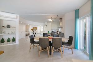 Beautiful 2 Bedroom Self Catering Apartment with Private Pool and Garden in the Encosta do Lago Resort in Quinta do Lago