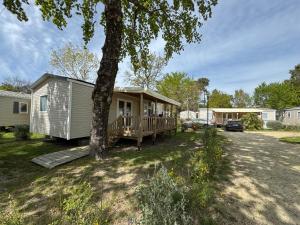 Un toit sur le bassin Bungalow solaire