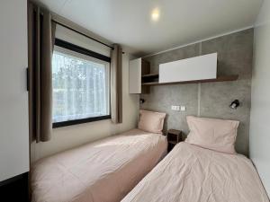 Un toit sur le bassin Bungalow solaire