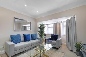 Stylish 4-bedroom, 2-Bathroom Home in Brightside Avenue - 3hvězdičkové hotely ve městě Staines