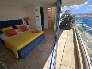Unique Seafront Triplex Penthouse with Panoramic Bedroom & Rooftop Jacuzzi overlooking Valletta
