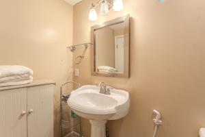 NARVAEZ BRIGHT & SPACIOUS - Private room, bathroom, entrance near light rail