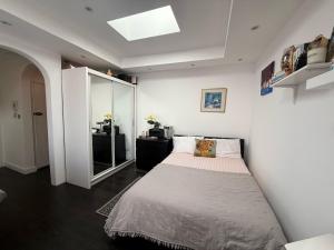 Large One Bedroom Studio near Kensington Gardens, Notting Hill