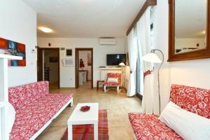 Charming apartment with balcony and pool