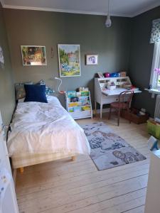 Barnvänlig villa med grönskande trädgård