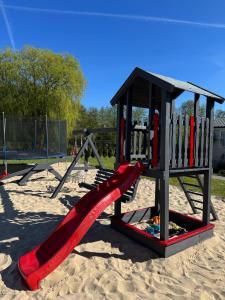 MIĘDZY NAMI domki nad jeziorem