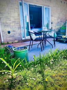 Beautiful Garden Room with Private Entrance
