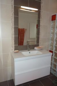 Villas Villa with terrace and garden : photos des chambres