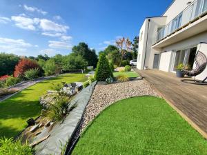 Villas Villa with terrace and garden : photos des chambres