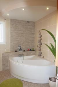 Villas Villa with terrace and garden : photos des chambres