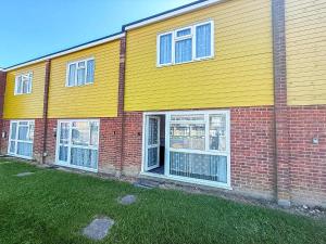 7 Berth Chalet In Hemsby In Norfolk By The Beautiful Golden Beach Ref 18165B - Ubytování bez kategorie ve městě Hemsby