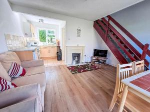 4 Berth Chalet To Hire In Just Walking Distance To Hemsby Beach Ref 18152B