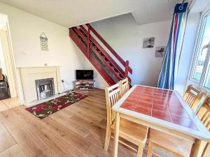 4 Berth Chalet To Hire In Just Walking Distance To Hemsby Beach Ref 18152B