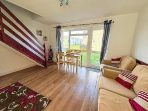 4 Berth Chalet To Hire In Just Walking Distance To Hemsby Beach Ref 18152B