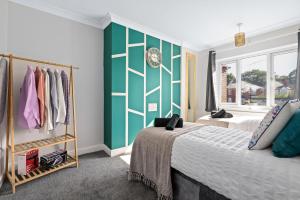 Stunning Modern Home - Sleeps 6 - Minutes from Racecourse