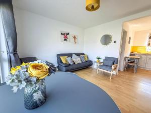 Superb Chalet, Sleeps 8, Nearby Hemsby Beach In Norfolk Ref 18193B