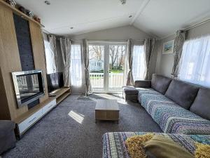 Stunning Caravan With Decking Nearby Scratby Beach In Norfolk Ref 50001Bm