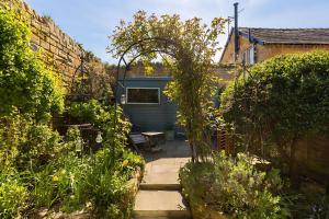 NEW Moreton Cottage Central Garden - Pass the Keys