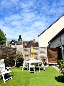 Appartements Au Champ Fleuri : Appartement avec Terrasse