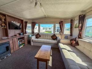 Lovely 8 Berth Caravan At California Cliffs Nearby Scratby Beach Ref 50060E