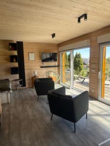 Małe Formy - drewniany domek w górach z balią