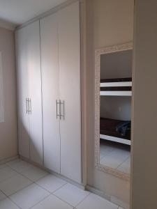 Flat charmoso com vista parcial ao mar