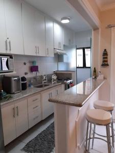 Flat charmoso com vista parcial ao mar