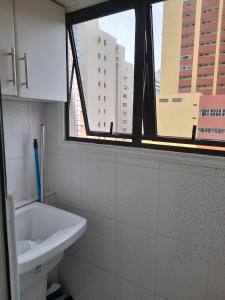 Flat charmoso com vista parcial ao mar