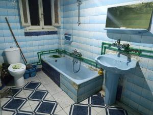 شقة بميامي للايجار دقيقة للبحر دور سادس بدون مصعد