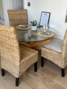 Spacious Studio Cabin with Sea and Downs views in Seaford with own garden