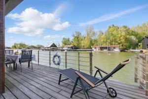 Sunset view Housboat with sundeck,AC&Heating