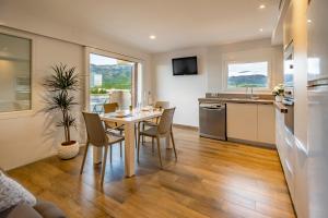 Apartamento con terraza, vistas playa y montaña