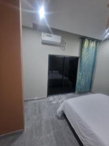 cozy apartments near airport and waterfalls mall