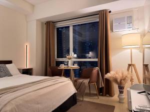 Camari Mandaluyong Staycation 1 with PS4, 400mbps WiFi, Pool, Netflix near MRT Boni, BGC, Megamall, Makati