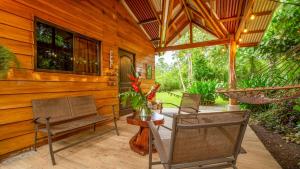 ParadiseTropical Garden Cabin with private jacuzzi
