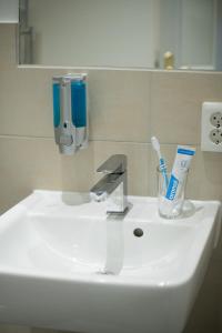 KAISER 04 by ROCKCHAIR Apartments l SUPERHOST Status l 3 Bedrooms Boxspringbeds 2 Bathrooms l Cozy Family & Business Flair 155 sqm 3 Balcony 4th Floor Elevator up to 10 guests welcomes you!