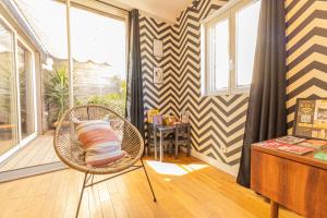 Maisons de vacances AfroBoHome, Fraicheur d-ete, Familles et petits groupes, clim, 2 a 6 personnes, Proche centre Nimes, Garage clos : Maison 3 Chambres