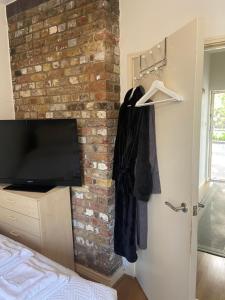 Listed building close to River Thames