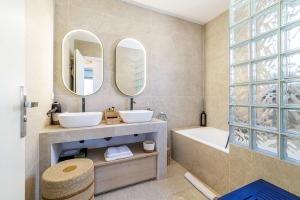 Emilie - panoramic sea views beach facing paradise