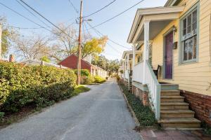 HISTORIC DOWNTOWN KING BED COTTAGE- PARKING and PATIO