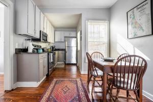 HISTORIC DOWNTOWN KING BED COTTAGE- PARKING and PATIO