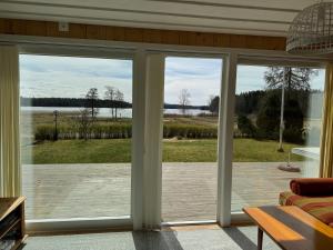 Underbar sjöutsikt nära bad och fiske